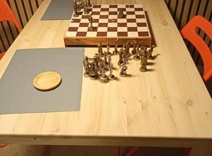 阿勒格洛旅馆 *